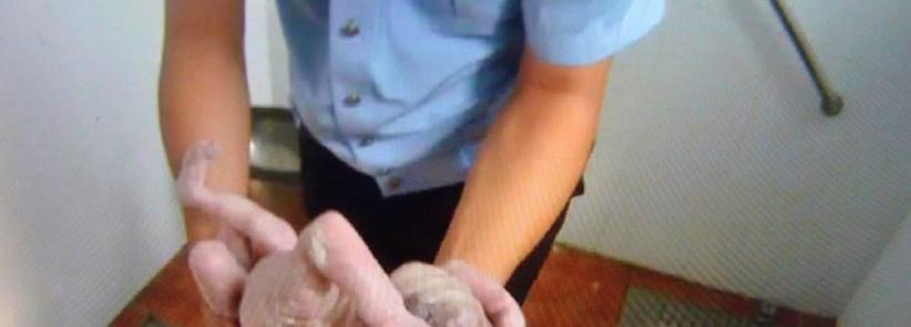 صور مؤثرة لشرطي صيني ينقذ رضيعة من الموت في دورة مياه عمومية