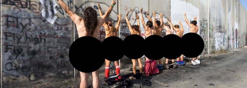 بالصور : نشطاء اجانب يقومون بالتعري امام جدار الفصل العنصري تضامنا مع الشعب الفلسطيني !