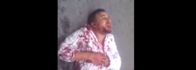 شاهد لحظة الإعتداء على رجل بالاسلحة البيضاء وتسديد عدة طعنات له