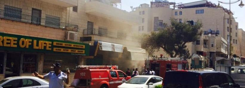 بالصور اخماد حريق في سوبر ماركت في بيت لحم
