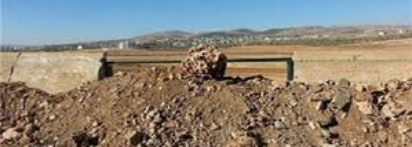 مستوطنون يغلقون مدخل قرية بيت دجن شرق نابلس بالسواتر الترابية