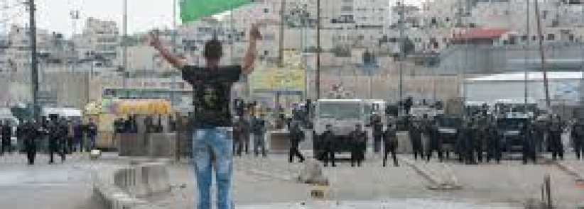 إصابة شاب بجروح خطيرة في مواجهات قرب حاجز قلنديا