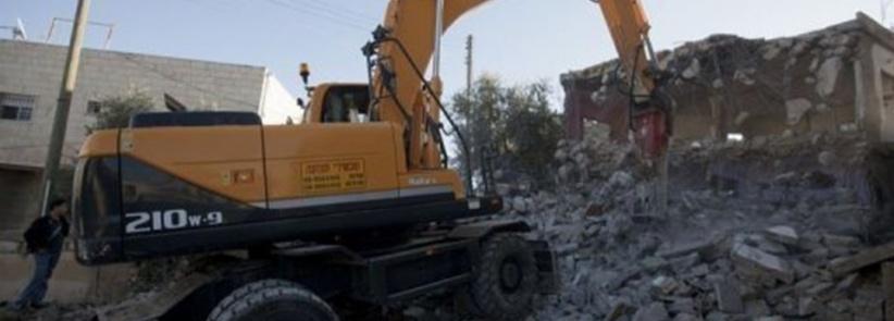 الاحتلال يهدم منزلين ويُرجئ هدم ثالث في القدس