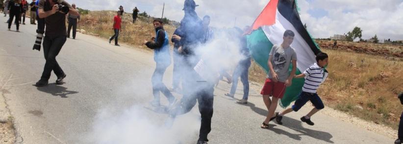 الاحتلال يعتدي على المشاركين في مسيرة كفر قدوم