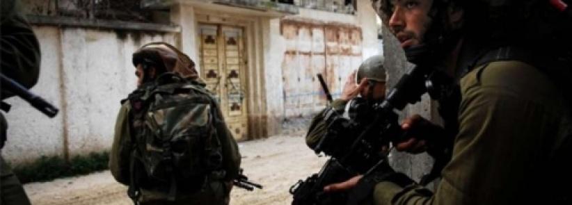 الاحتلال ينزل حمولة أسلاك شائكة غرب بيت لحم