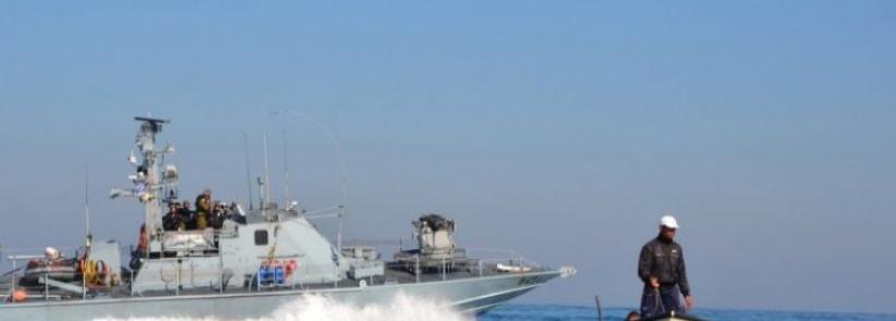 زوارق الاحتلال تستهدف الصيادين ومراكبهم في بحر شمال غزة