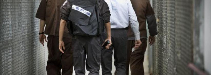 الاحتلال ينقل 120 أسيراً من سجن نفحة إلى 