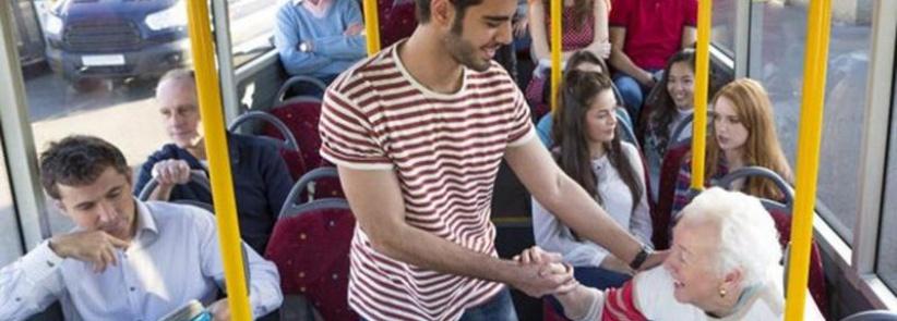 لهذا السبب لا تترك مقعدك لكبار السن في الحافلة