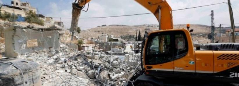 جرافات الإحتلال تهدم منزلا في اللد وتشرد قاطنيه