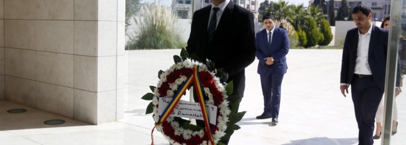 السفير الروماني الجديد يضع اكليلا من الزهور على ضريح القائد الرمز ياسر عرفات.