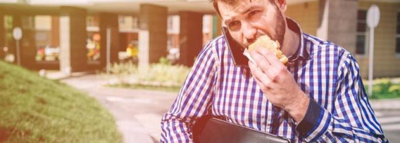 احذر من تناولك للطعام وأنت تمشي