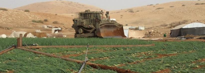 جرافات الاحتلال تدمر طرق زراعية وخطوط مياه في طوباس
