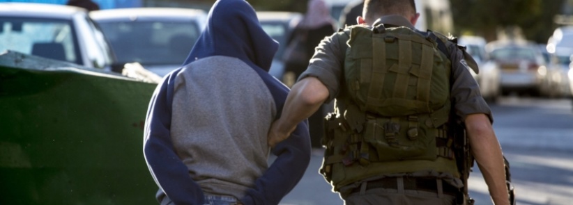 الخليل: الاحتلال يعتقل شابًا بزعم حيازته سكين