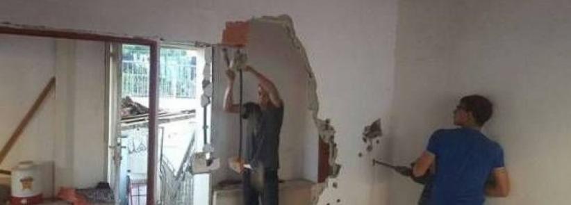 مواطن يهدم منزله بنفسه في القدس بضغط من بلدية الاحتلال