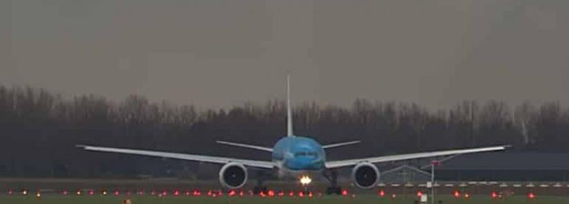 فيديو| البرق يصعق طائرة ركاب خلال إقلاعها