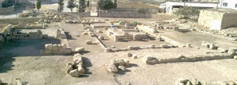 الاحتلال يصادر أحجارًا أثرية من قصر 