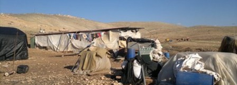 الاحتلال يخطر بهدم غرفتين من الطوب والصفيح جنوب الخليل