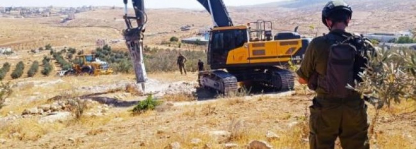 قوات الاحتلال تهدم بركة مياه وغرفة زراعية شمال بيت أمر