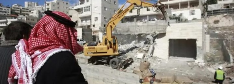 الاحتلال يهدم محال تجارية في بلدة بيت عوا غرب الخليل