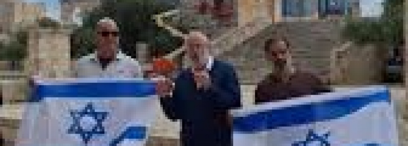 مستوطنون يقتحمون الأقصى ويرفعون علم الاحتلال في باحاته