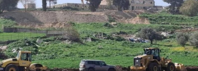 الاحتلال يجرف أراضي ويقتلع أشجار زيتون قرب واد دعوق جنوب جنين