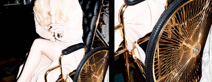 ليدي غاغا على كرسي متحرك مصنوع من الذهب