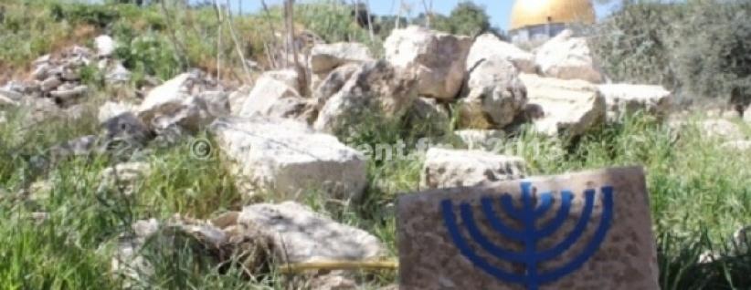 متطرفون يضعون شمعداناً إسرائيلياً على حجارة 