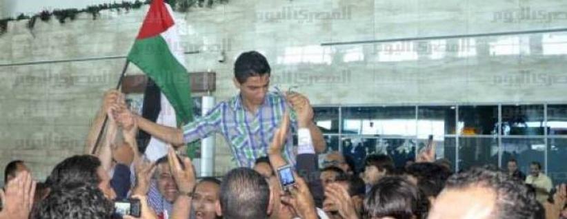 عساف يصل القاهرة والحكومة المقالة تنظم حفل استقبال له في غزة