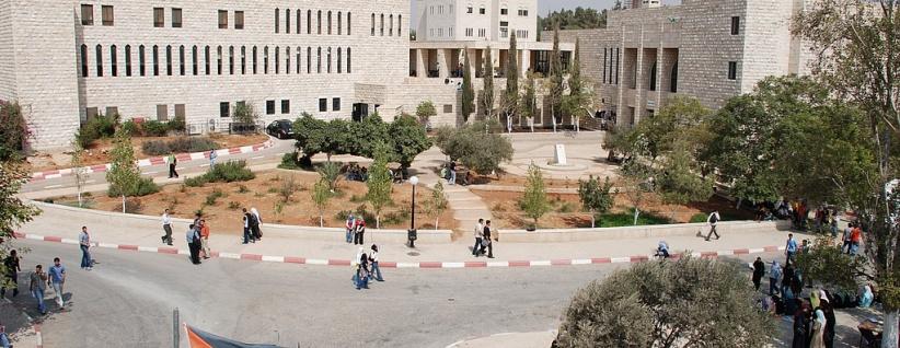 طلبة بيرزيت يطالبون ادارة الجامعة بالعدول عن قرار رفع الأقساط