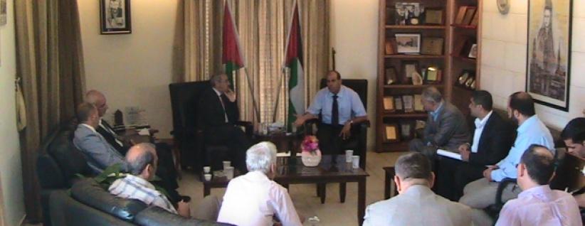 المحافظ حمايل يلتقي تيسير خالد لدفع عمليات توثيق اضرار الجدار