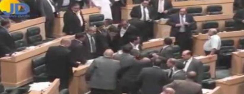 بالفيديو : عراك بالأحذية والأحزمة في البرلمان الأردني يرفع الجلسة