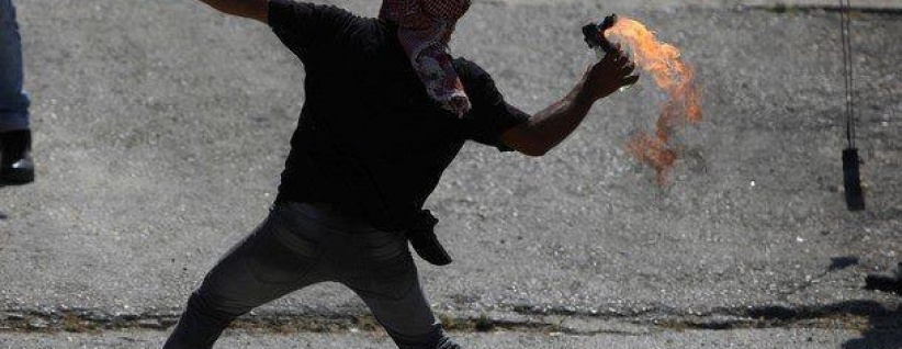 القاء زجاجات حارقة على حافلة للمستوطنين غرب رام الله