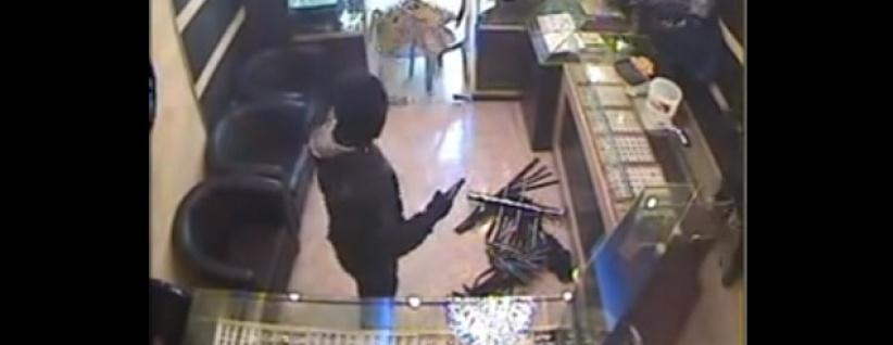 بالفيديو: عملية السطو المسلح على محل لبيع المجوهرات في بلدة عناتا