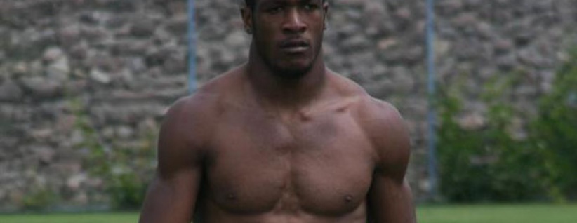 بالفيديو : لاعب يصاب بحالة هيستيرية من الضحك بعد طرده