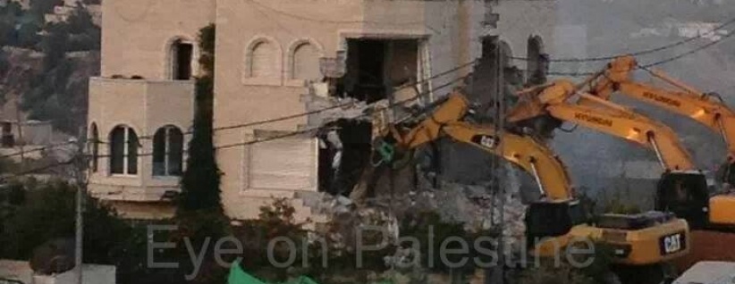 بالصور : جرافات الاحتلال تهدم منزلا في بيت حنينا شمال القدس