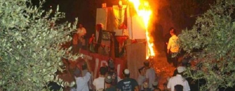 إسرائيليون يحرقون كوفيات فلسطينية أمام 
