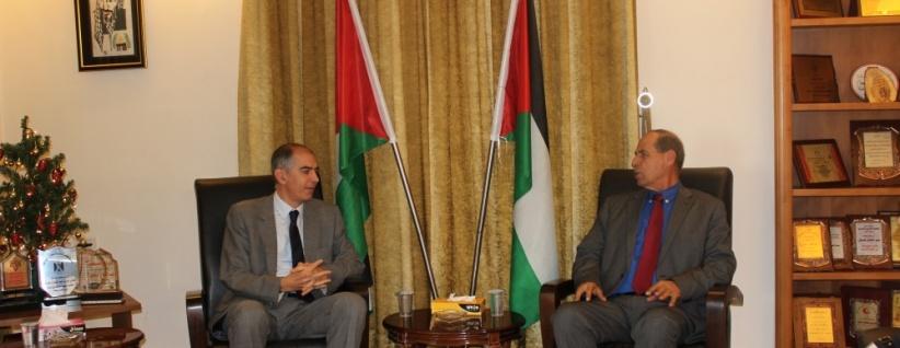 محافظ بيت لحم يستقبل القنصل الفرنسي لبحث الاستعدادات للاعياد المجيدة