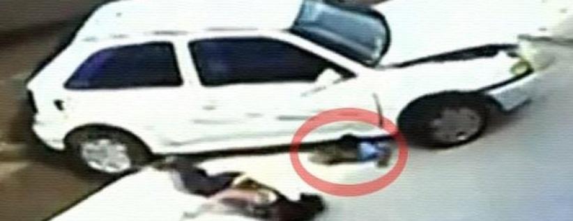 بالفيديو : الموت نفسه قد يستغرب نجاة هذا الطفل من أغرب حادث