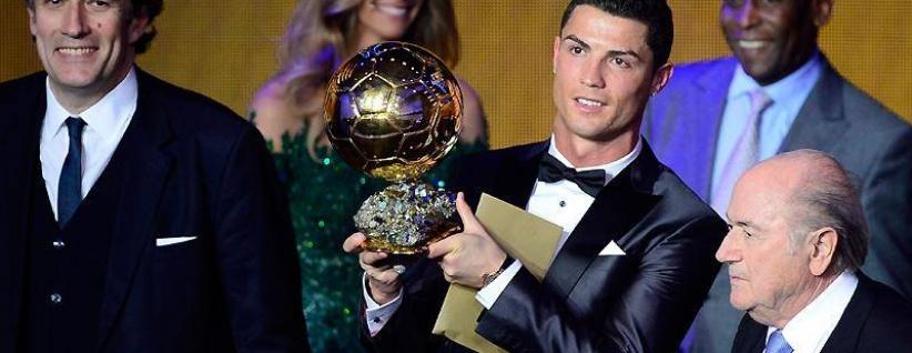 بالصور : كرستيانو رونالدو يفوز بالكرة الذهبية كأفضل ﻻعب للعام 2013