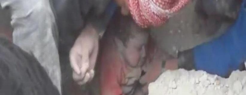 بالفيديو : طفلة سورية تخرج حية من تحت أنقاض مبنى سوي بالأرض