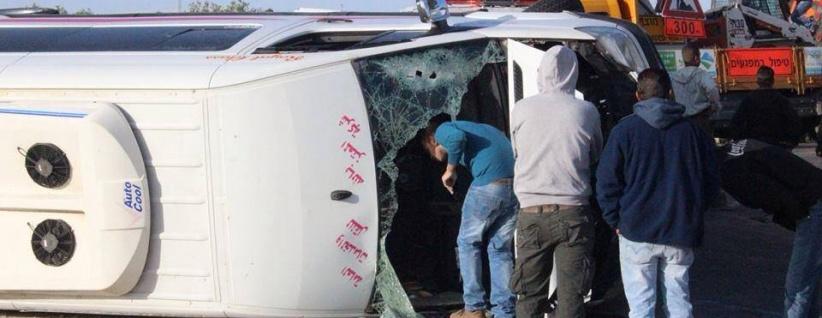 اصابة 26 مواطن في حادث سير وقع صباح اليوم على طريق الخليل بيت لحم ( صور )