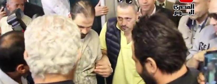 بالفيديو: جورج وسوف يصل مطار القاهرة بحالة صحية سيئة