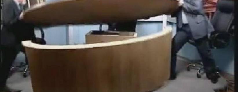 بالفيديو: مشاجرة حامية بين صحافيين مباشرة على الهواء