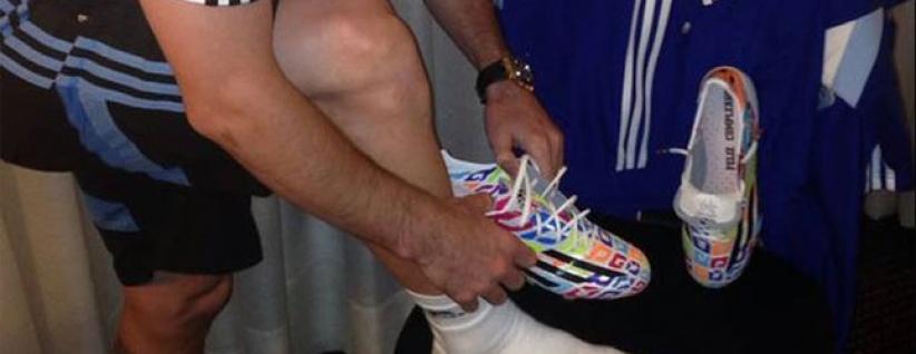 بمناسبة عيد ميلاده ميسي يرتدي حذاء غريبا