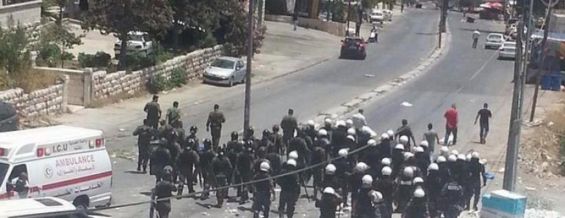 احتجاجات عنيفة على خلفية مقتل شاب من مخيم الأمعري