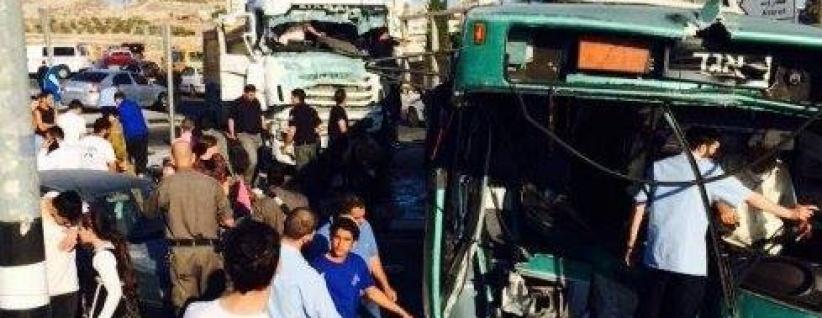 24 مصابا في حادث تصادم بين حافلة وشاحنة في القدس