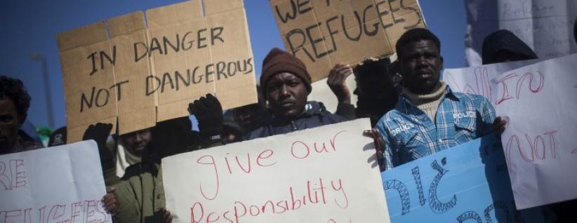 جنود الاحتلال يسرقون العمال الاجانب تحت تهديد السلاح