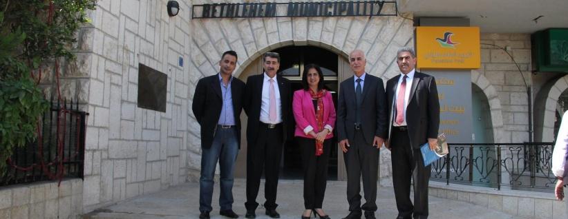 رئيسة بلدية بيت لحم تستقبل وزير الحكم المحلي وتطلعه على أبرز احتياجات المدينة