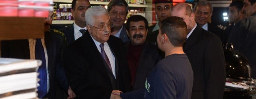 الرئيس عباس يتجول في رام الله ويتفقد أحوال المواطنين