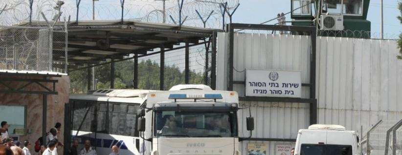 محررون يروون تجربتهم الاعتقالية إلكترونيًا